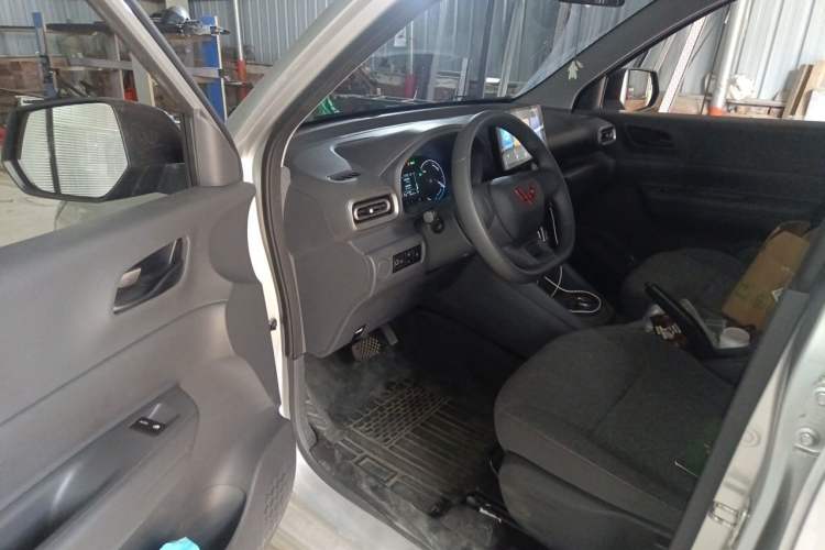 Used Wuling Hongguang New Energy 2025 Extended-Range Hybrid 50 km Utility Version Interior 3