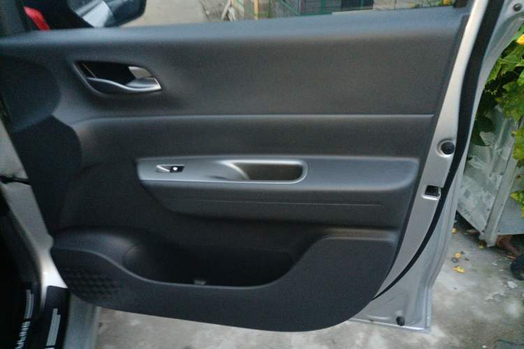Used Wuling Hongguang New Energy 2025 Extended-Range Hybrid 50KM Comfort Version Interior 4