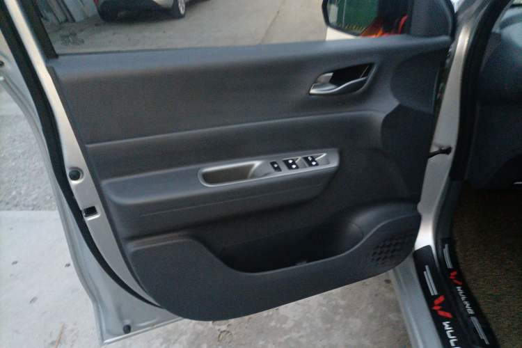 Used Wuling Hongguang New Energy 2025 Extended-Range Hybrid 50KM Comfort Version Interior 6