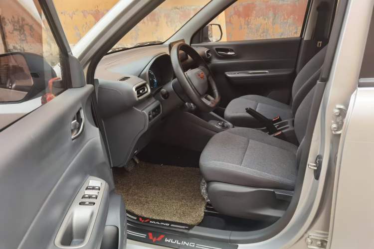 Used Wuling Hongguang New Energy 2025 Extended-Range Hybrid 50KM Comfort Version Interior 8