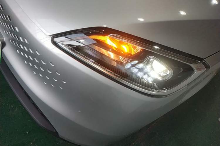 Used Wuling Hongguang New Energy 2025 Extended-Range Hybrid 50 km Utility Version Left Front Headlight