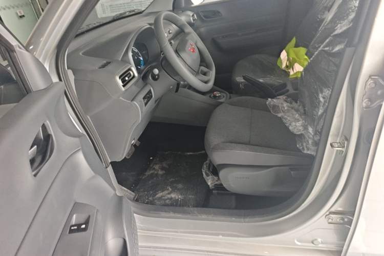 Used Wuling Hongguang New Energy 2025 Extended-Range Hybrid 50 km Utility Version Left Front Seat