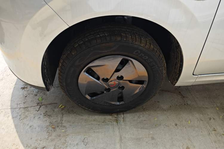 Used Wuling Hongguang New Energy 2025 Extended-Range Hybrid 50KM Comfort Version Left Front Wheel Hub