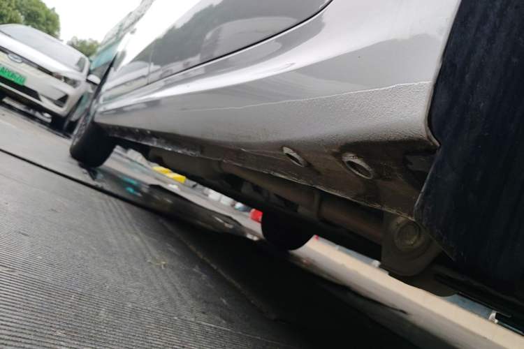 Used Wuling Hongguang New Energy 2025 Extended-Range Hybrid 50KM Comfort Version Left Side Sill