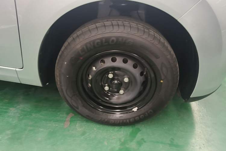 Used Wuling Hongguang New Energy 2025 Extended-Range Hybrid 50 km Standard Version Right Front Wheel Hub