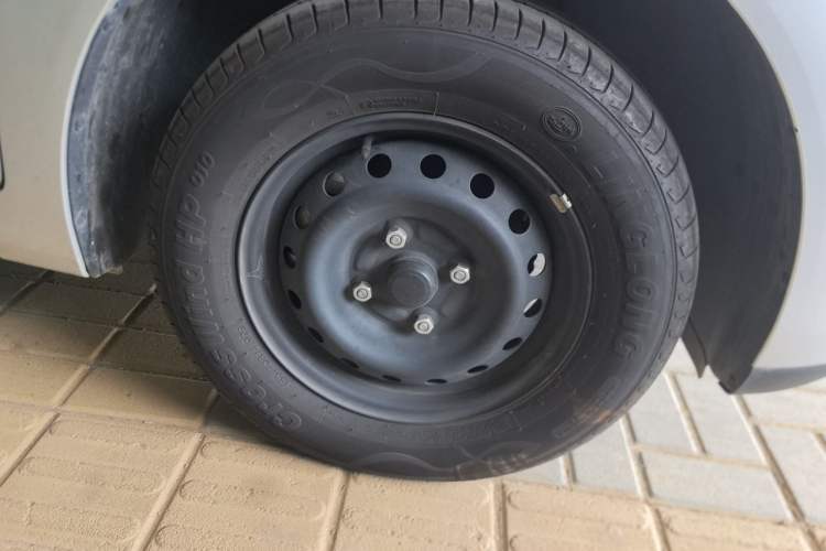 Used Wuling Hongguang New Energy 2025 Extended-Range Hybrid 50 km Standard Version Right Front Wheel Hub