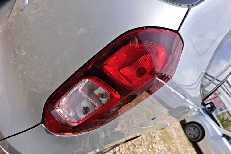 Used Wuling Hongguang New Energy 2025 Extended-Range Hybrid 50KM Comfort Version Right Rear Taillight