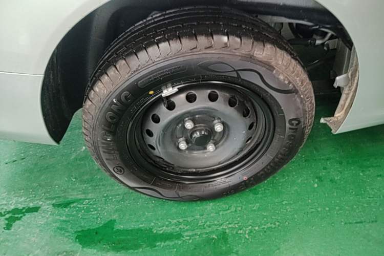 Used Wuling Hongguang New Energy 2025 Extended-Range Hybrid 50 km Standard Version Right Rear Wheel Hub