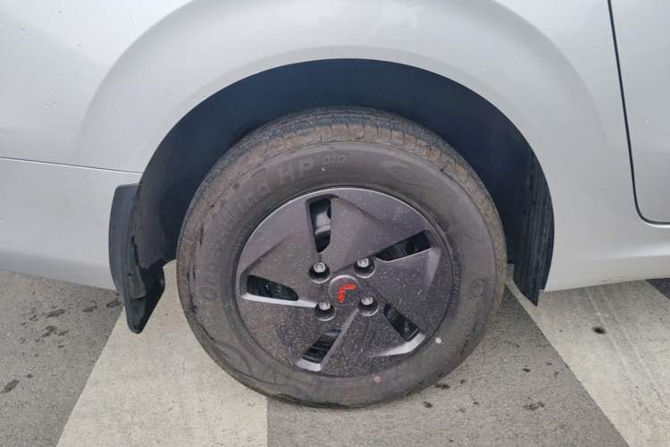Used Wuling Hongguang New Energy 2025 Extended-Range Hybrid 50KM Comfort Version Right Rear Wheel Hub
