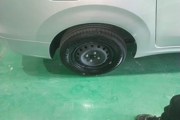 Used Wuling Hongguang New Energy 2025 Extended-Range Hybrid 50 km Utility Version Right Rear Wheel Hub