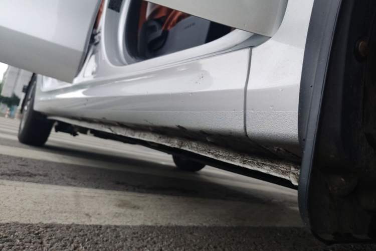 Used Wuling Hongguang New Energy 2025 Extended-Range Hybrid 50KM Comfort Version Right Side Sill