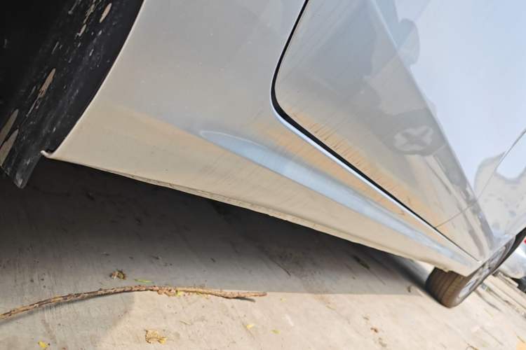Used Wuling Hongguang New Energy 2025 Extended-Range Hybrid 50KM Comfort Version Right Side Sill