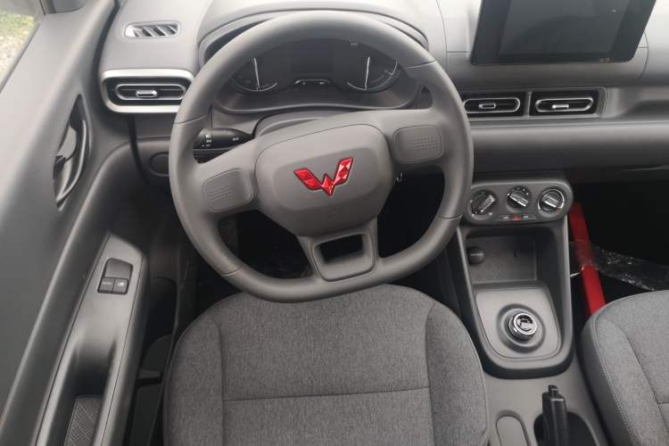 Used Wuling Hongguang New Energy 2025 Extended-Range Hybrid 50 km Standard Version Steering Wheel
