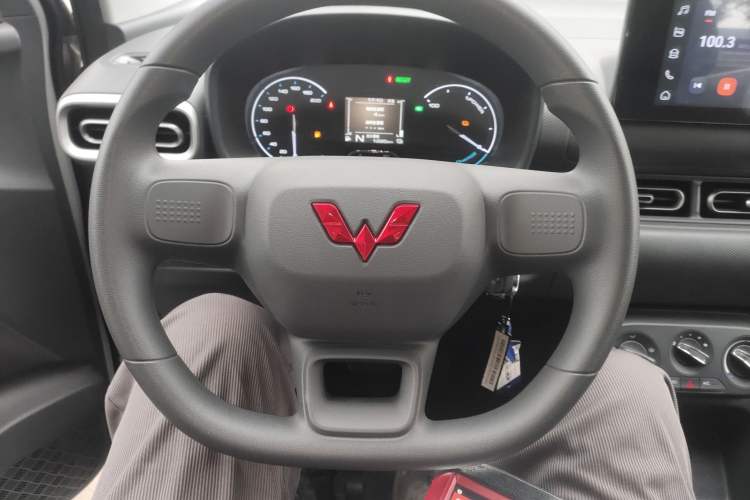 Used Wuling Hongguang New Energy 2025 Extended-Range Hybrid 50KM Comfort Version Steering Wheel