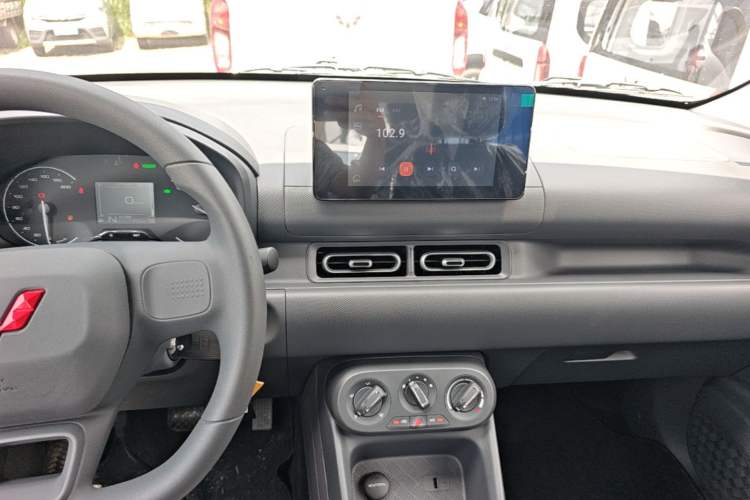 Used Wuling Hongguang New Energy 2025 Extended-Range Hybrid 50KM Comfort Version Audio And AC Panel