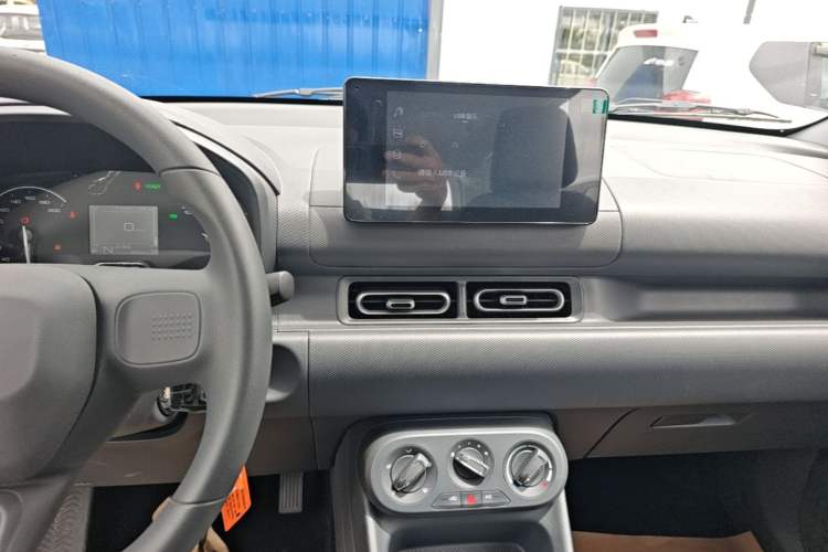 Used Wuling Hongguang New Energy 2025 Extended-Range Hybrid 50 km Standard Version Audio And AC Panel