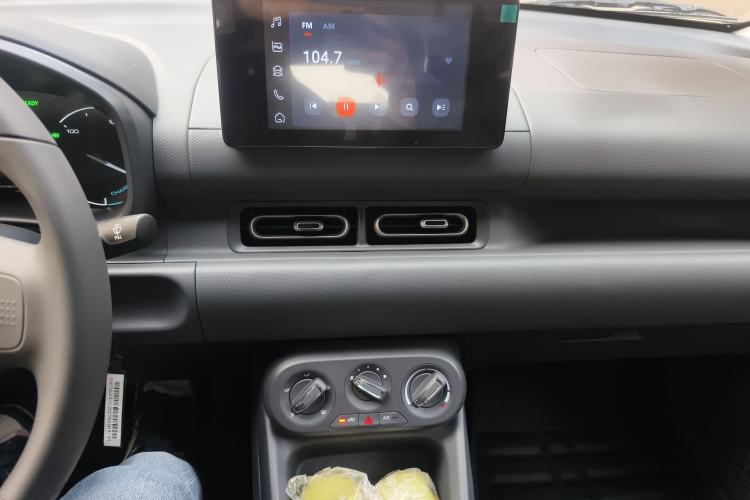 Used Wuling Hongguang New Energy 2025 Extended-Range Hybrid 50 km Standard Version Audio And AC Panel