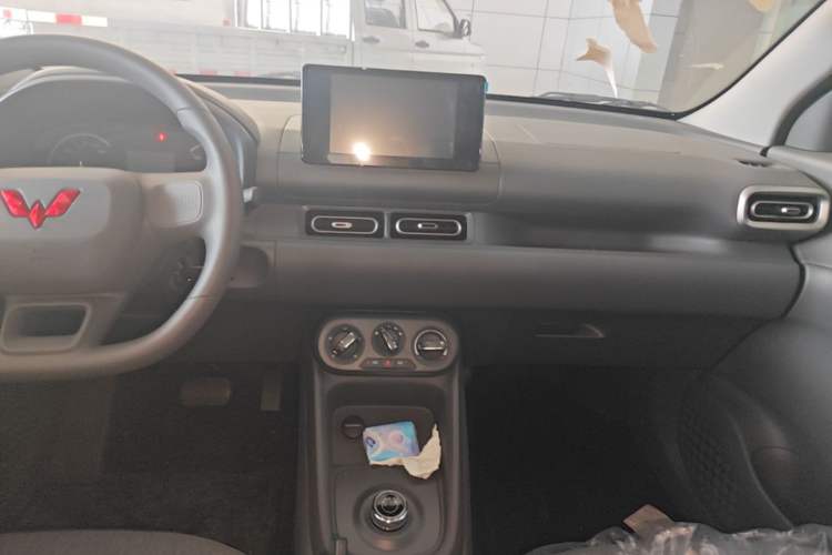 Used Wuling Hongguang New Energy 2025 Extended-Range Hybrid 50KM Comfort Version Audio And AC Panel