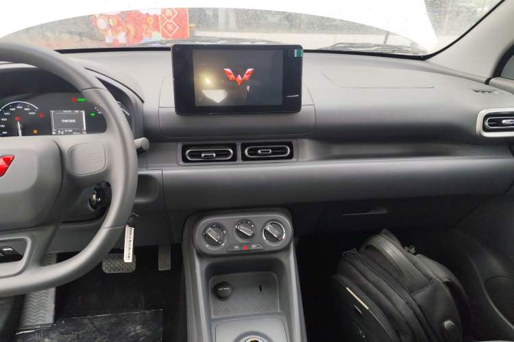 Used Wuling Hongguang New Energy 2025 Extended-Range Hybrid 50KM Comfort Version Audio And AC Panel