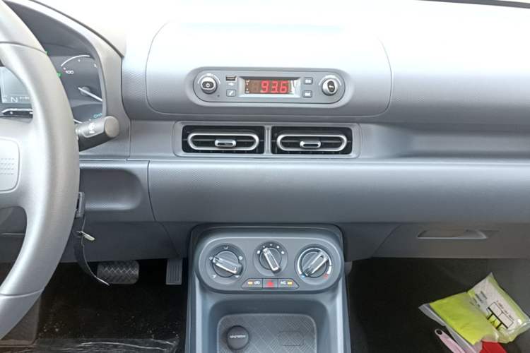 Used Wuling Hongguang New Energy 2025 Extended-Range Hybrid 50 km Utility Version Audio And AC Panel