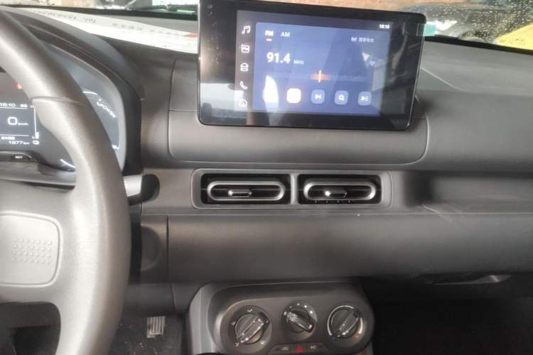 Used Wuling Hongguang New Energy 2025 Extended-Range Hybrid 50KM Comfort Version Audio And AC Panel