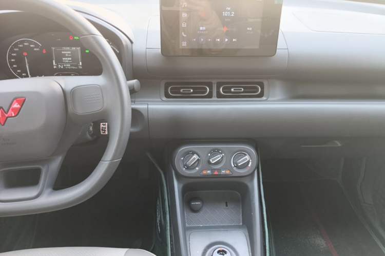 Used Wuling Hongguang New Energy 2025 Extended-Range Hybrid 50KM Comfort Version Audio And AC Panel