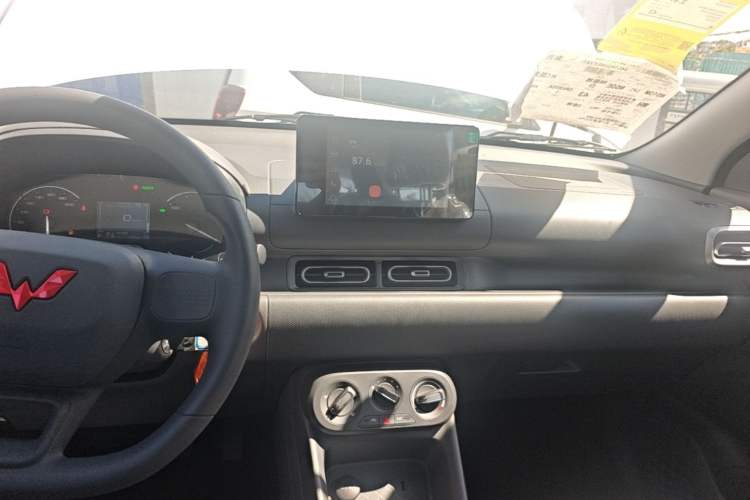 Used Wuling Hongguang New Energy 2025 Extended-Range Hybrid 50KM Comfort Version Audio And AC Panel