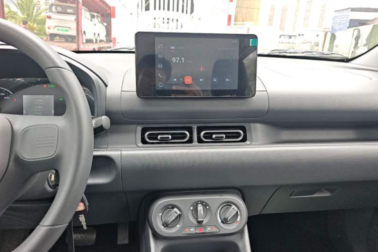 Used Wuling Hongguang New Energy 2025 Extended-Range Hybrid 50 km Standard Version Audio And AC Panel