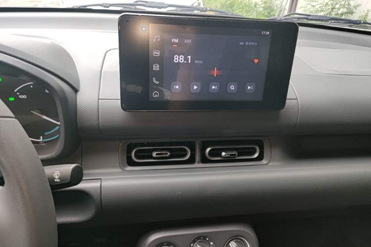 Used Wuling Hongguang New Energy 2025 Extended-Range Hybrid 50KM Comfort Version Audio And AC Panel