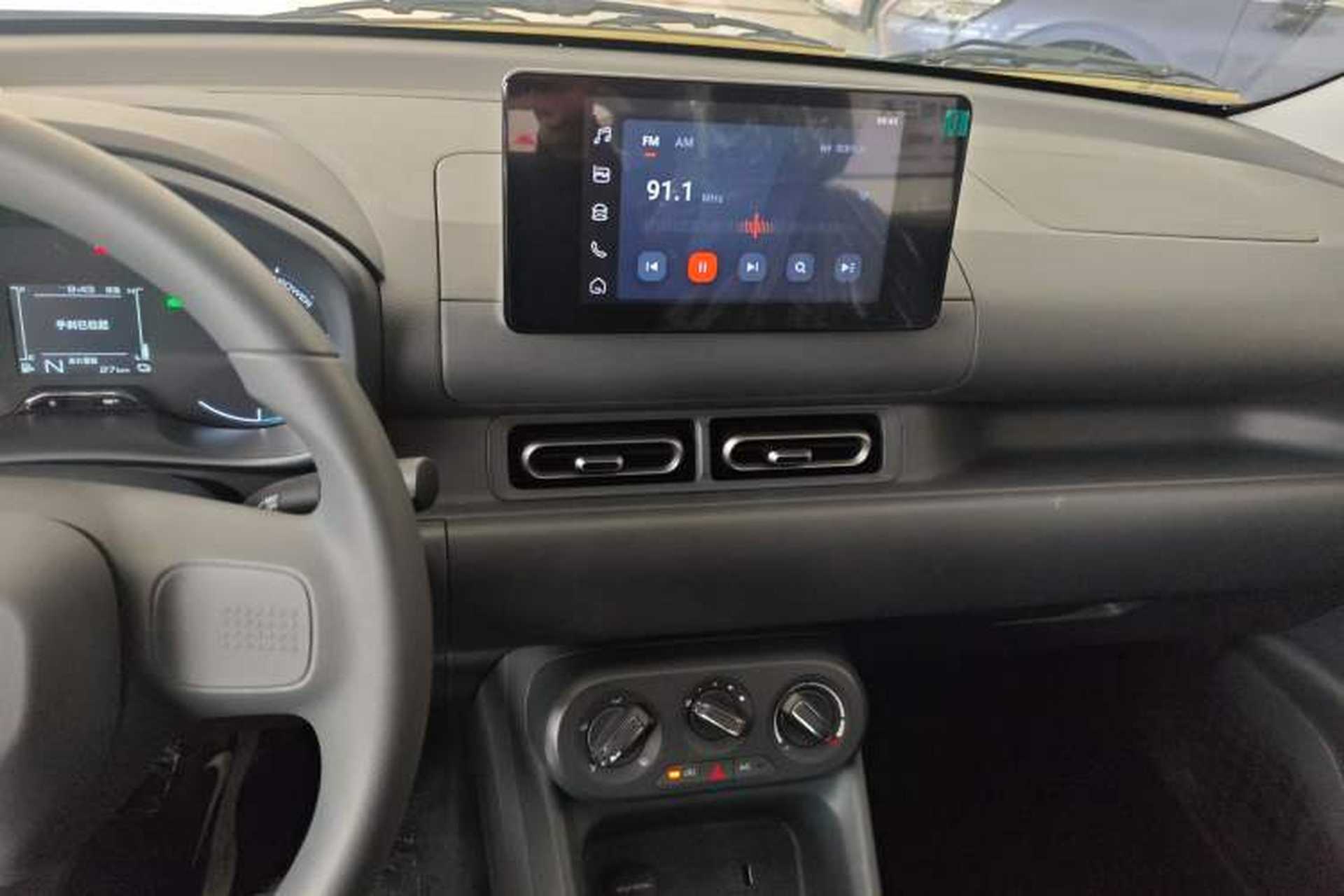 Used Wuling Hongguang New Energy 2025 Extended-Range Hybrid 50KM Comfort Version Audio And AC Panel