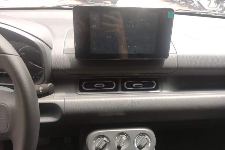Used Wuling Hongguang New Energy 2025 Extended-Range Hybrid 50 km Standard Version Audio And AC Panel