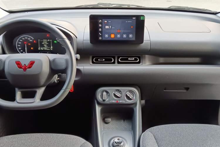 Used Wuling Hongguang New Energy 2025 Extended-Range Hybrid 50KM Comfort Version Audio And AC Panel