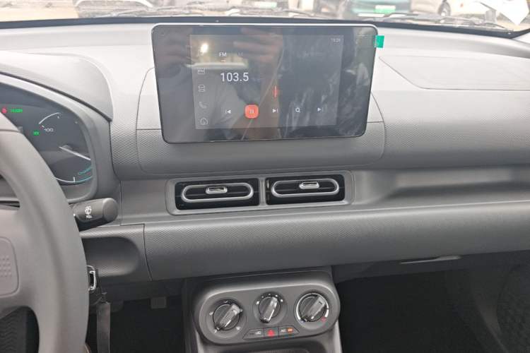 Used Wuling Hongguang New Energy 2025 Model Range-Extending Hybrid 150KM Comfort Edition Audio And AC Panel