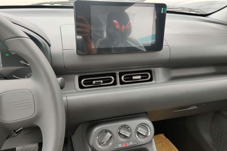 Used Wuling Hongguang New Energy 2025 Extended-Range Hybrid 50KM Comfort Version Audio And AC Panel