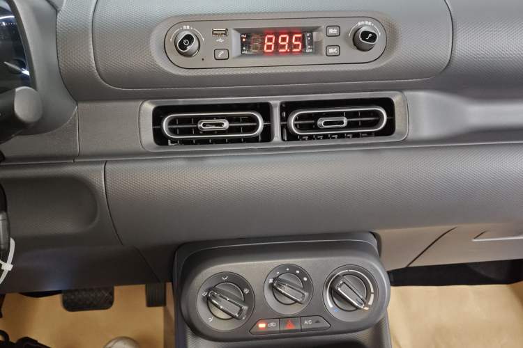 Used Wuling Hongguang New Energy 2025 Extended-Range Hybrid 50 km Utility Version Audio And AC Panel