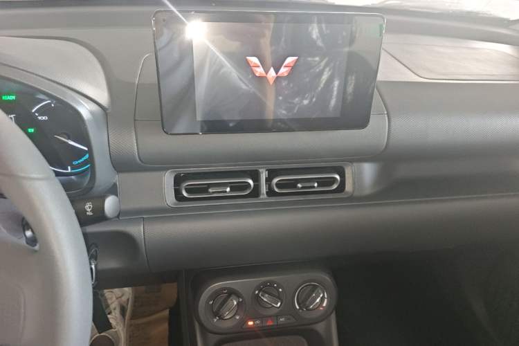 Used Wuling Hongguang New Energy 2025 Model Range-Extending Hybrid 150KM Comfort Edition Audio And AC Panel