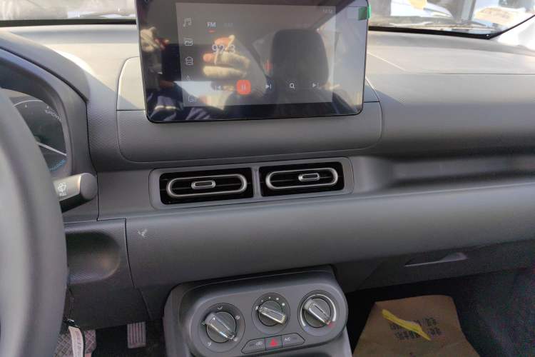 Used Wuling Hongguang New Energy 2025 Extended-Range Hybrid 50KM Comfort Version Audio And AC Panel