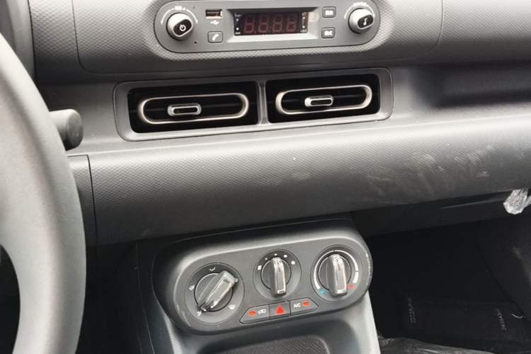 Used Wuling Hongguang New Energy 2025 Extended-Range Hybrid 50 km Utility Version Audio And AC Panel