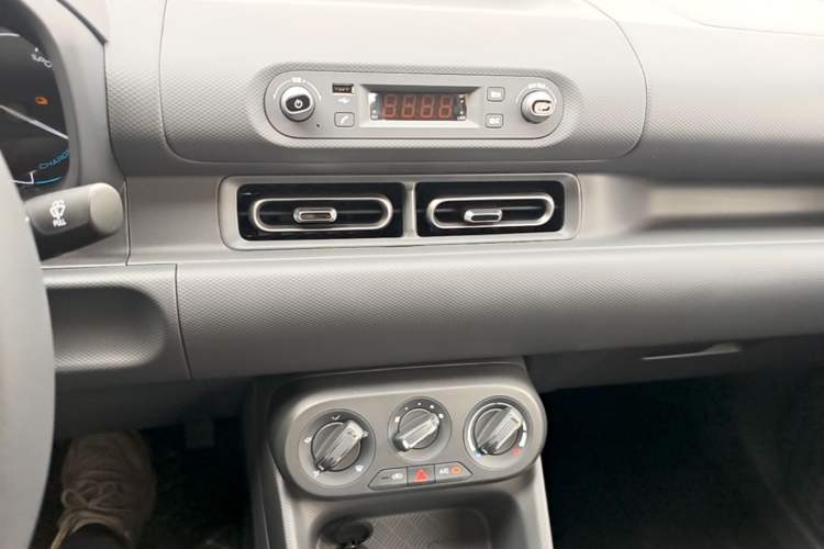 Used Wuling Hongguang New Energy 2025 Extended-Range Hybrid 50 km Utility Version Audio And AC Panel