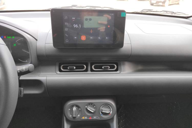 Used Wuling Hongguang New Energy 2025 Extended-Range Hybrid 50 km Standard Version Audio And AC Panel