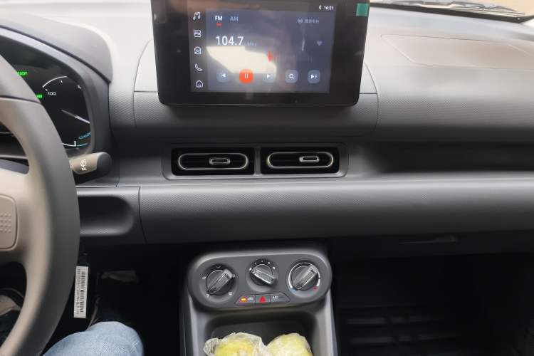 Used Wuling Hongguang New Energy 2025 Extended-Range Hybrid 50 km Standard Version Audio And AC Panel