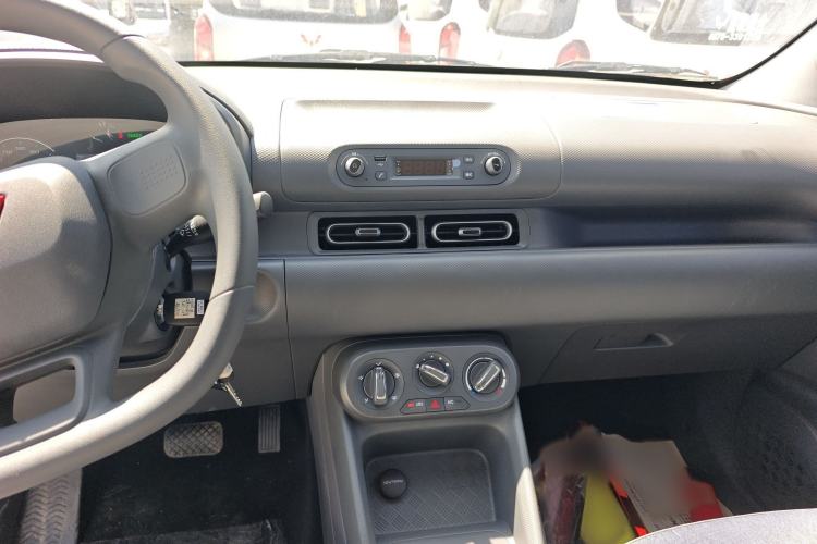 Used Wuling Hongguang New Energy 2025 Extended-Range Hybrid 50 km Utility Version Audio And AC Panel