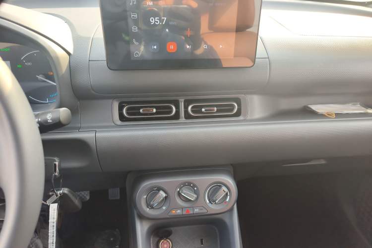 Used Wuling Hongguang New Energy 2025 Extended-Range Hybrid 50KM Comfort Version Audio And AC Panel