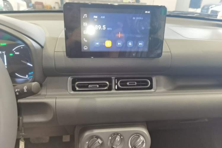 Used Wuling Hongguang New Energy 2025 Extended-Range Hybrid 50 km Standard Version Audio And AC Panel