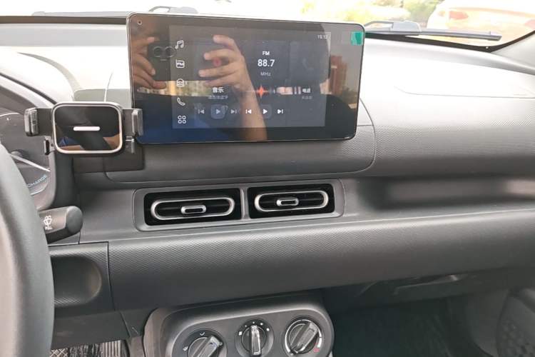 Used Wuling Hongguang New Energy 2025 Extended-Range Hybrid 50KM Comfort Version Audio And AC Panel