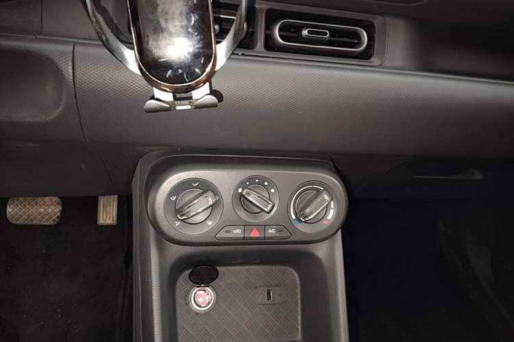 Used Wuling Hongguang New Energy 2025 Extended-Range Hybrid 50KM Comfort Version Audio And AC Panel