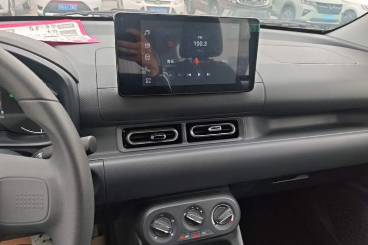 Used Wuling Hongguang New Energy 2025 Extended-Range Hybrid 50 km Standard Version Audio And AC Panel