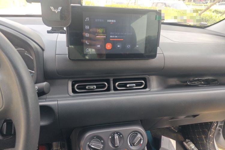 Used Wuling Hongguang New Energy 2025 Extended-Range Hybrid 50KM Comfort Version Audio And AC Panel