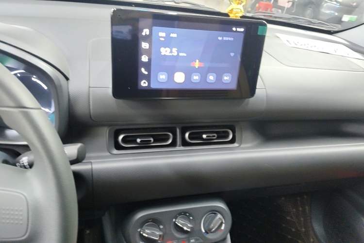 Used Wuling Hongguang New Energy 2025 Extended-Range Hybrid 50KM Comfort Version Audio And AC Panel
