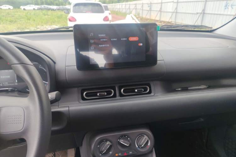 Used Wuling Hongguang New Energy 2025 Extended-Range Hybrid 50KM Comfort Version Audio And AC Panel
